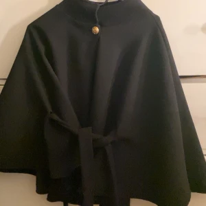 Svart kappa ifrån missay - Säljer min jätte fina svarta kappa ifrån missay bara använt en gång 