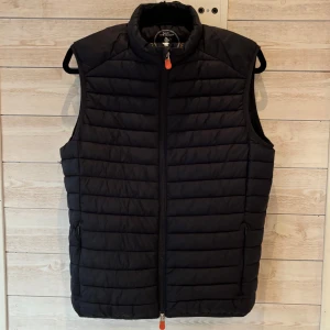 Save the duck västa✨ - Fet Save the duck väst i färgen marinblå | storlek M passar S | inga deffekter | hör av dig om du undrar om något💌 // GC