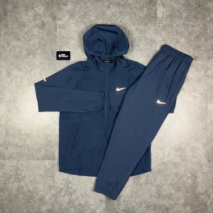 NIKE - Thunder Miller SET - Säljer olika varianter av Nike Thunder Miller Tracksuits.                                                                Det finns olika storlekar. Med färgen Blå,Grå och Svart.                                                                Kontakta mig för att köpa eller gå in i hemsidan= CAZLOW.SE