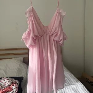 Rosa klänning med ärm - Favoritklänningen från Dennis Maglic 😍 Jättefin ljusrosa färg med härlig volang och cold shoulder sleeves, använd en gång men för liten (för kort, skickar inte bild på, är 175) 🌸 Perfekt skick