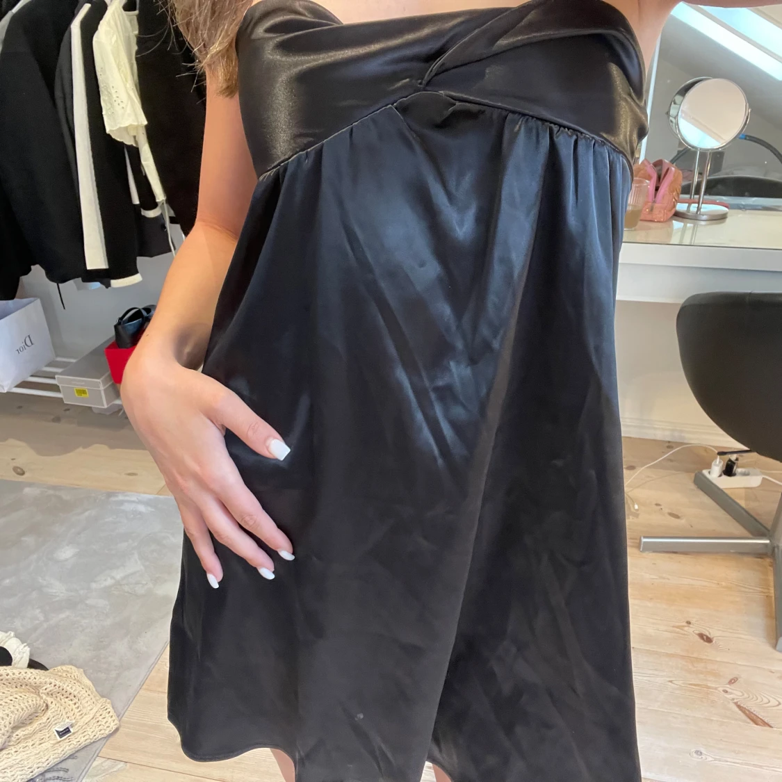 Svart axelbandslös miniklänning - 3