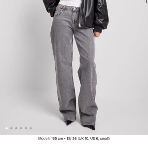 Grå lågmidjade jeans  - Populära lågmidjade vida jeans från nakd i färgen grå! Storlek 34, mycket bra skick, knappt använda💛nypris 699kr