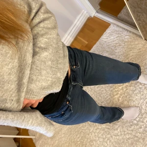 Mörkblå bootcut jeans  - Säljer ett par mörkblå jeans från Perfect Jeans i storlek 38. Modellen har bootcut-ben och klassisk femficksdesign. Jeansen har normal passform och är tillverkade i ett mjukt denimtyg med lite stretch för extra komfort. Aldrig använt de, men har klippt benen så de skulle bli längre men inget märkbart när man hade de på🥰