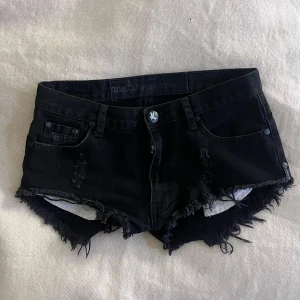 Svarta jeanshorts  - Supersnygga jeanshorts fårn one teaspoon, midjemått tvärs över 38cm💕💕
