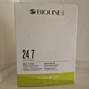 Bioline 24.7 Travel Gift Set floral&fruits  - Ord pris 395kr. Bioline 24.7 Travel Gift Set floral&fruits innehåller rengörande och uppfriskande produkter med doft av blommor och frukt. Setet inkluderar makeup remover och energigivande lotion, perfekt för resan!!!. Parabenfri formula.