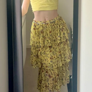 Gul långkjol med volang 💛🌼 - Superfin somrig långljol från Tommy Hilfiger i storlek S. Kjolen har flera lager med volanger och fint blommönster! Jag är 173cm och den är lite för kort för mig så passar någon som är kortare än det! 🌻💛🍋