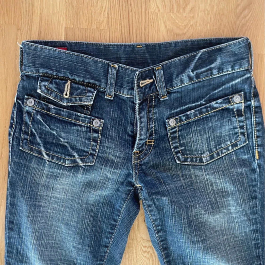 Blå bootcut jeans med fickdetaljer - 1