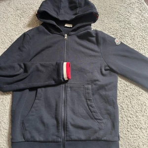 Moncler zip  - Moncler zip mörkblå storlek S. Perfekt till sommar men även kyligare väder. 9/10 väldigt bra skick. Hör av er vid minsta fundering kvitto finns.