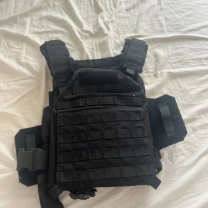 Skottsäkerväst med en traumaplatta i Nyskick - Skottsäkerväst med en traumaplatta i nyskick tagsen finns kvar * III ICW M80 & AK47 MSCSS109