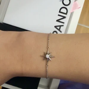 Silverfärgat armband med stjärnhänge från Bianca - Ett elegant silverfärgat armband från Guldfynd från Bianca kollektionen med ett stjärnformat hänge och en gnistrande sten i mitten. Tunt kedjearmband som passar perfekt för att ge en stilren touch till din look. Använt ett par gånger, får ingen användning för de längre 
