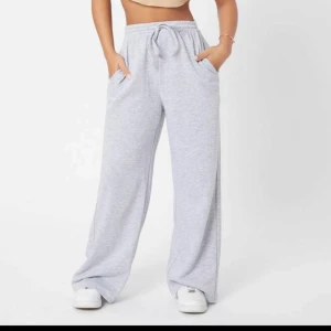 Grå mjukisbyxor  - Säljer dessa gråa mjukisbyxor från shein🫣 köpta för 179🩷