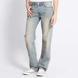 Blå raka jeansbyxor - Jeans från Lager 157 med låg midja och rak passform. Fickor fram och baktil. Knappgylf samt hällor för bälte. Jeansen är en fullängdsmodell gjord i en denim i 100% bomull utan stretch. Storlek XXS. Köpt för 400 kr och endast testade. Säljer för att dom var för långa i benen för mig, annars passar det bra. (jag är 154 cm lång). JEANS "ICON". Lånade bilder från hemsidan!! Modellen på bilden är 180 cm lång och har storlek XS. 