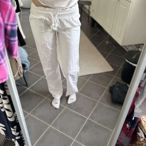 Vita linnebyxor från Skagen - Säljer ett par vita byxor från Skagen i storlek XS.  Säljer dessa då jag beställde fel storlek, andvända en gång💕