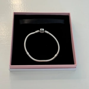 Pandora armband - Super fint Pandora armband, 17cm inga defekter💖 Nypris 799. Helt nytt säljs pågrund av att det var för litet för mig.
