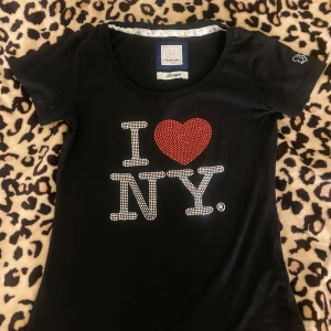 I❤️NY  - I❤️NY Tshirt med rhinestones, bra skick syns inte att den är använd. Skulle säga att den är i storlek M!💕