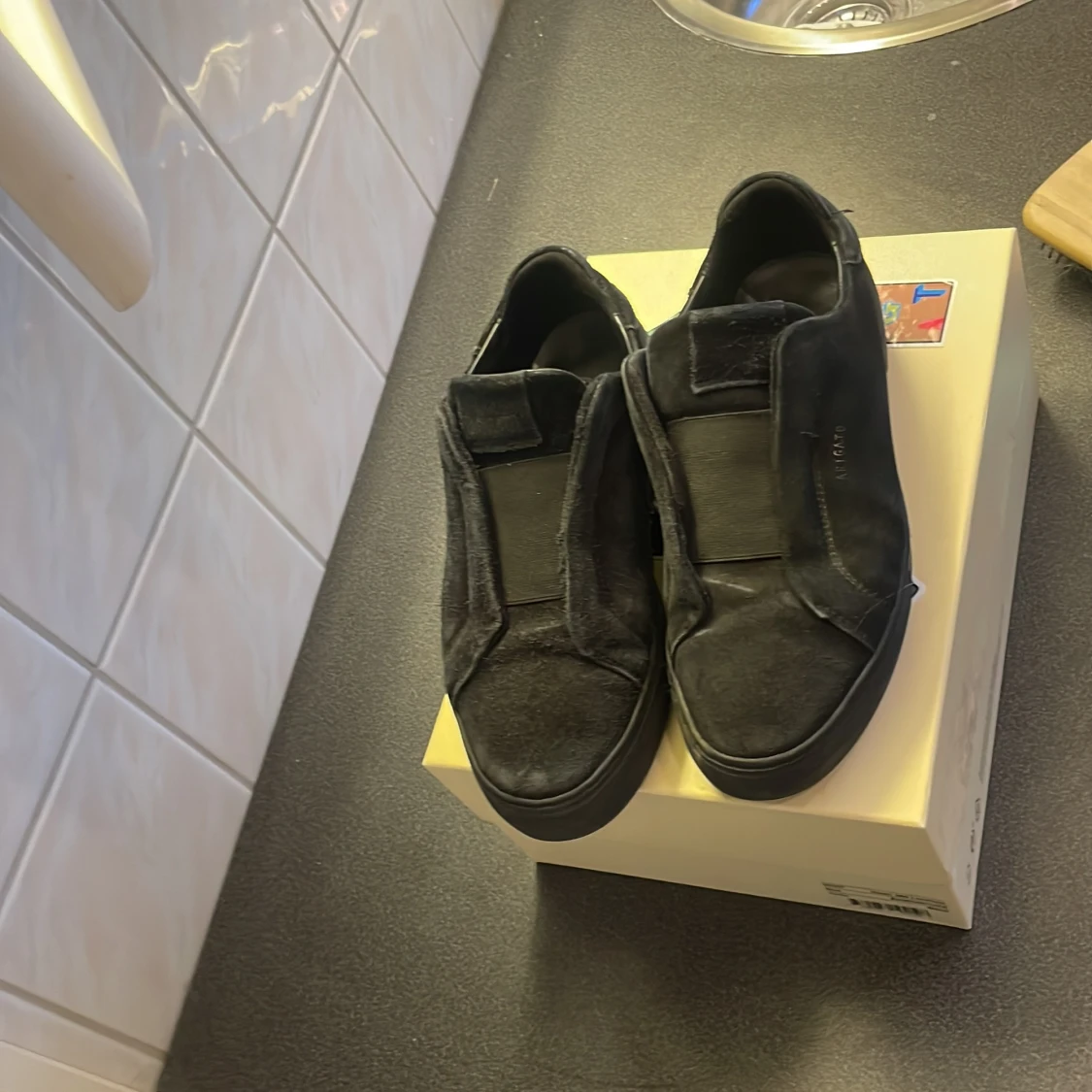 Svarta sneakers i mocka från Axel Arigato - 1