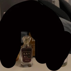 Kayali Vanilla 28 Eau de Parfum - Pris går alltid att diskutera🌸En lyxig parfym från Kayali med doft av vanilj. Flaskan är genomskinlig med en elegant, guldig etikett och kristallformad kork. Perfekt för dig som älskar söta och varma dofter🤎