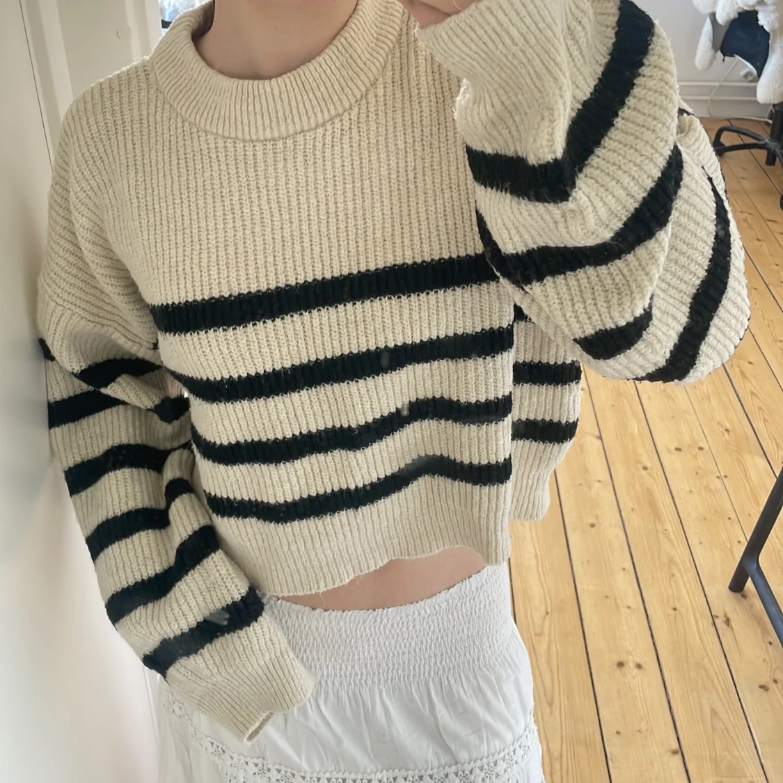 Beige och svart randig croppad stickad tröja - 1