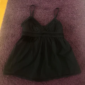 Topp med knytning - Jätte söt topp från Topshop i storlek S i fint skick. Säljer då den tyvärr inte passade mig. Man kan knyta den där bak så att den sitter mer figursydd, speciellt i midjan. Så den får en super fin passform. Kan tänka mig att gå ner något i priset vid snabb affär.