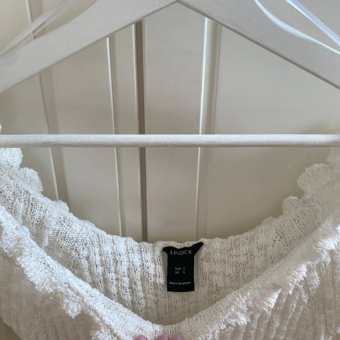 Vit gullig ribbad tröja med volang  - 2