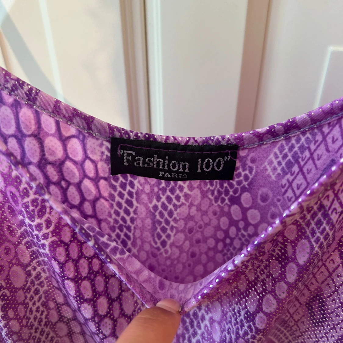 Lila kortklänning med ormmönster från Fashion 100 - 2