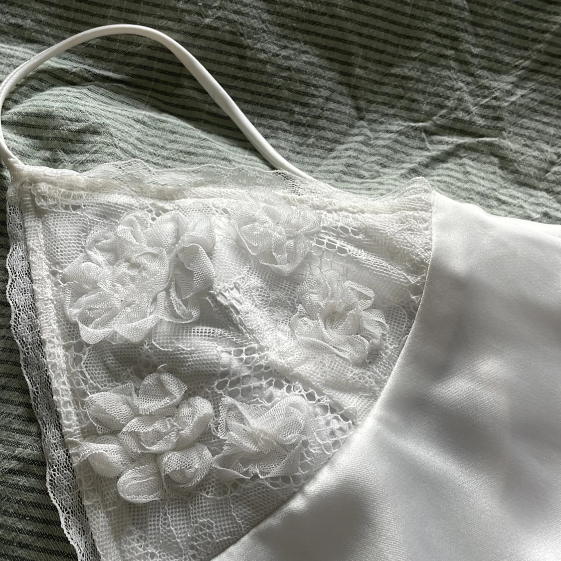 Vit spetsdetaljerad linnetopp🌸 - 2