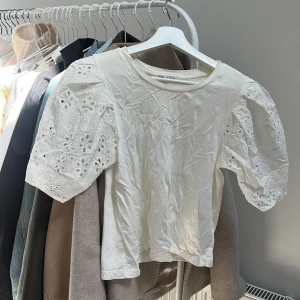 Vit zara topp med puffärmar - Vit topp med hålbroderade puffärmar från zara i bra skick 