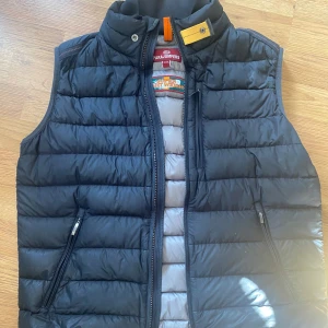 Parajumpers väst  - Hej säljer min svarta Parajumper väst då den ej kommer te användning längre.