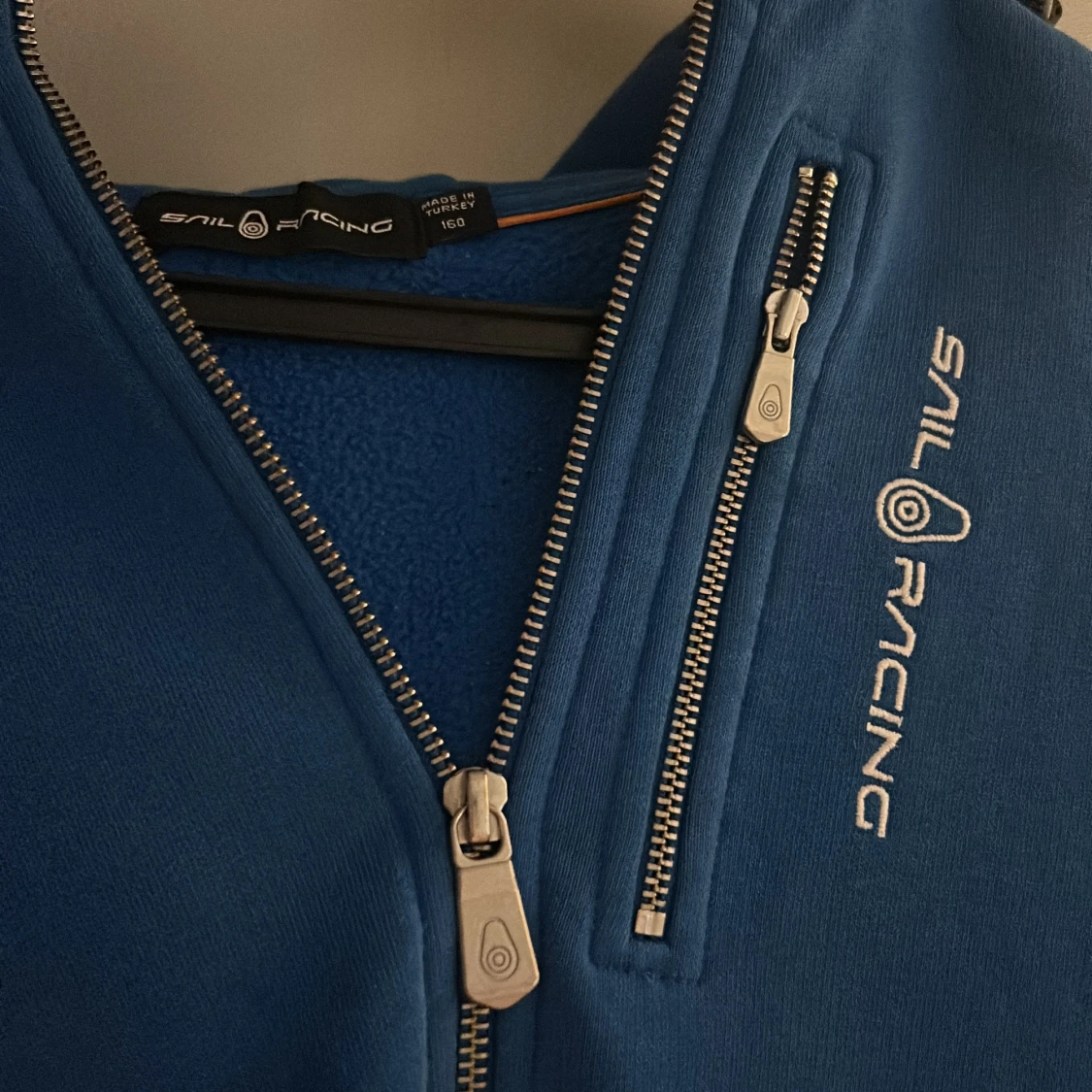 Blå hoodiejacka från Sail Racing - 2
