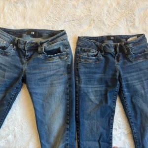 Blå bootcut jeans från LTB - Säljer två par klassiska blå jeans från LTB med bootcut passform. Perfekta till vardags och passar till mycket.