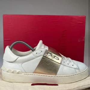 Valentino Open sneakers i vitt och guld - Kommer med kvitto och äkthetsbevis 