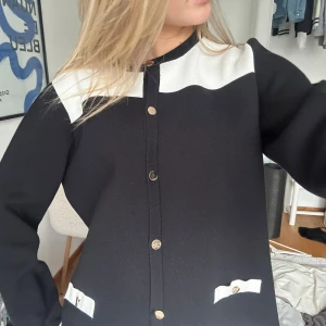 Svart och vit cardigan jacka från Signature - Säljer en svart och vit cardigan jacka från Signature i storlek L. Jackan har guldknappar framtill💕💕Klassisk rund halsringning och långärmad modell. Perfekt för en stilren look och såå fin nu till sommaren. Skriv för frågor!!!