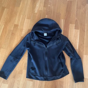 Svart hoodie från Nike - Säljer en svart nike teckflece i storlek  170. Perfekt för både träning och vardag. Materialet känns mjukt och bekvämt. ganska bra skick 