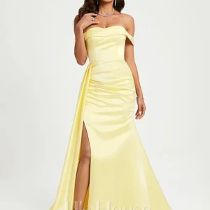 Mörkblå axelbandslös balklänning med slits - Elegant mörkblå långklänning i satin med offshoulder och hjärtformad urringning. Klänningen har en hög slits framtill och markerad midja, perfekt för bal eller fest. Materialet är glansigt och ger en lyxig känsla. Sömmen i slitsen har spräckts pytte lite men är verkligen inget som syns. Använd en gång köpt på JJs house, helt slutsåld på hemsidan