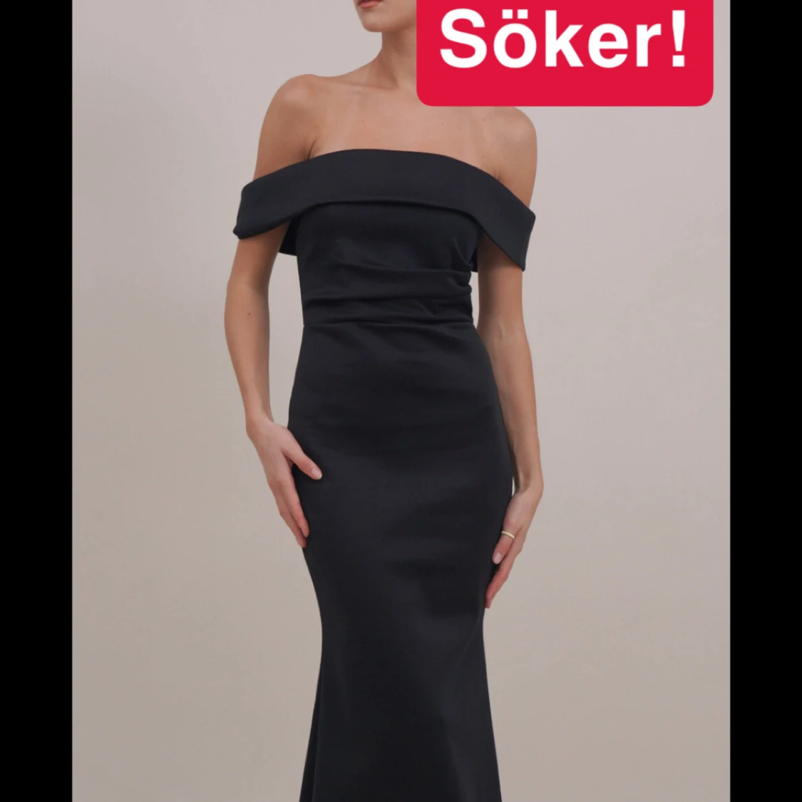 Svart off shoulder långklänning från WAL G.