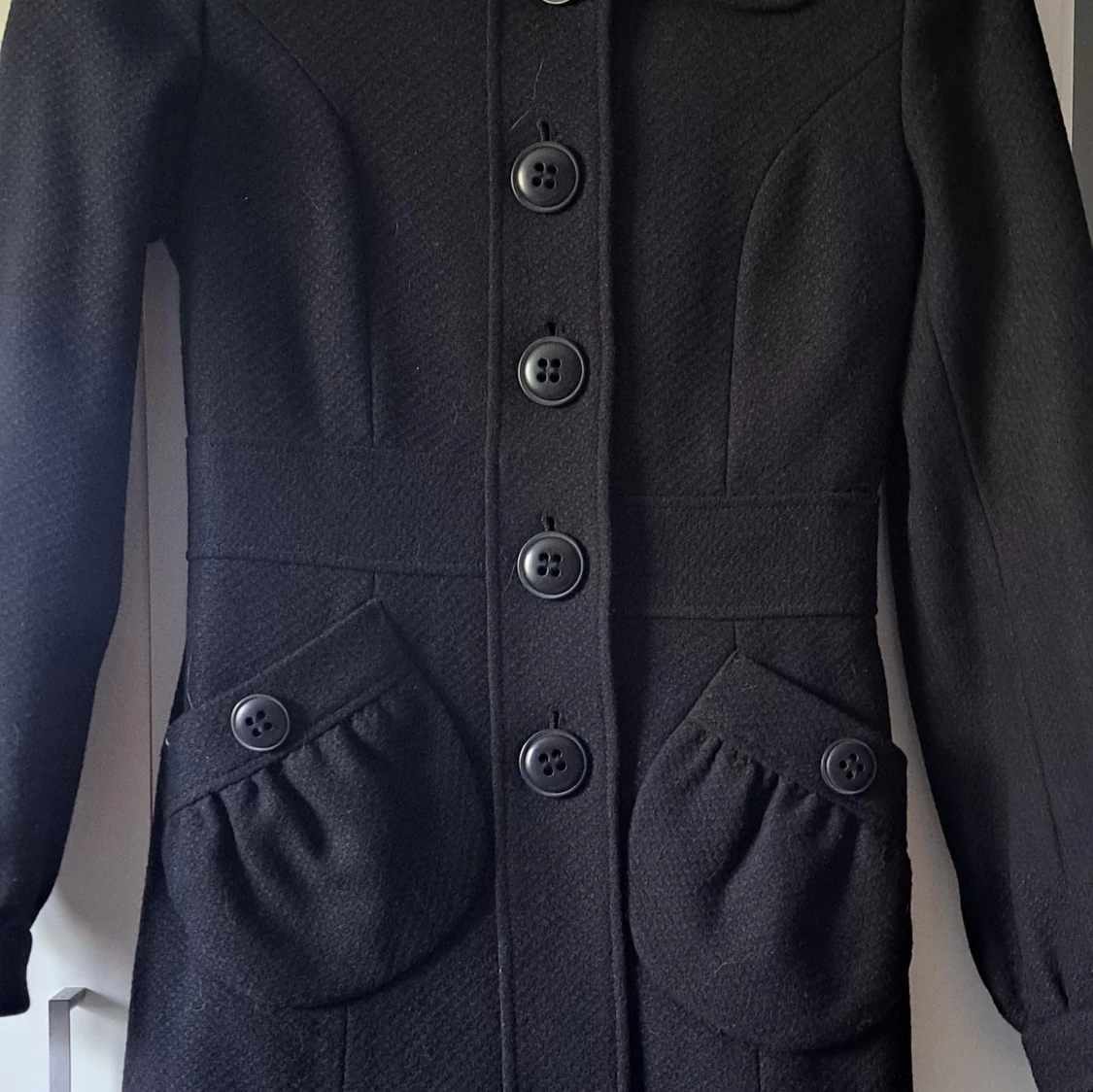 Svart kappa från Stockh LM med stora knappar