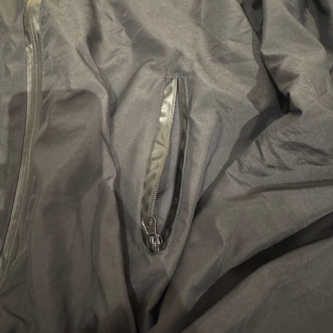 Svart vindjacka med gula ögon-detaljer - 3