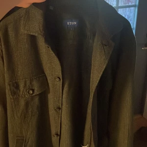 Eton överskjorta - Eton överskjorta i ny skick, inga defekter. Material är bomull, ull och kashmir. Ny pris ca 5k, jag är 190 , 86kg