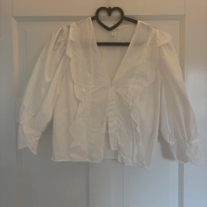 Vit blus från hm - Superfin blus från hm med trekvarts Armstrong volang detaljer