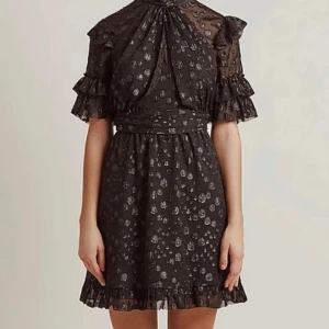 By Malina klänning - Säljer min fina By Malina klänning, loveee🙌🙌 Endast använd en gång så nyskick, kostar ca 3000 nypris. Storlek S!