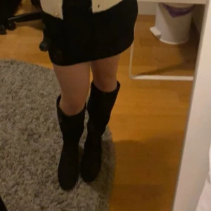 Stövlar med klack - Stövlar med klack. Osäker vart de är ifrån, köpte för 2 år sen men använda 2 gånger. Skriv för fler bilder