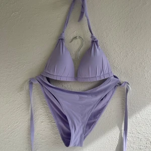 Ljuslila bikini med knyt - Ljuslila bikini med trekants-bh och knyt  i nacken och rygg. Vet tyvärr inte märket då lappen är avklippt. Storlek S/M, i nyskick 💜☀️