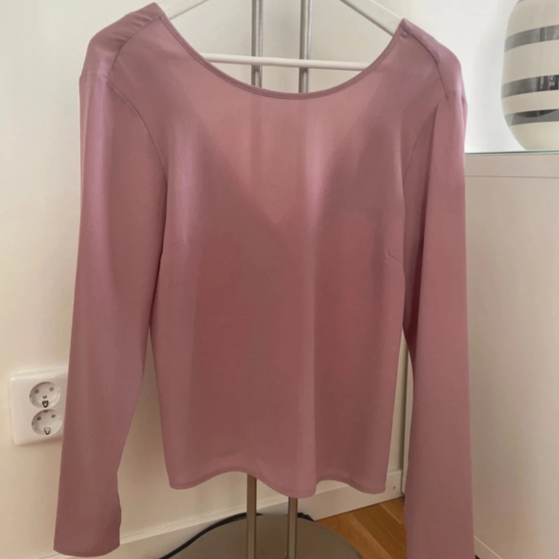 Gammaldagsrosa tröja med knyt i rygg - 1