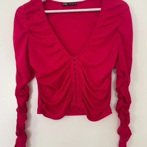 Rosa topp från Zara - Rosa topp från Zara. Går att knäppa upp framtill. Fin urringning och passform. 