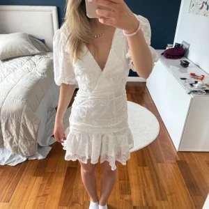 Studentklänning  - Superfin vit klänning från Hello Molly Klänningen har broderade blommor i tyget. Strl xs, aldrig använd