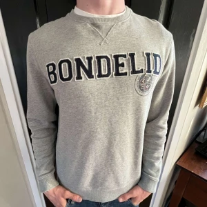 Bondelid tröja  - Hej säljer nu denna väldigt snygga Bondelide tröja som är i storlek medium. Skick 7/10 inga hål eller fläckar. Kom dm för mer frågor och bilder 😊🙌