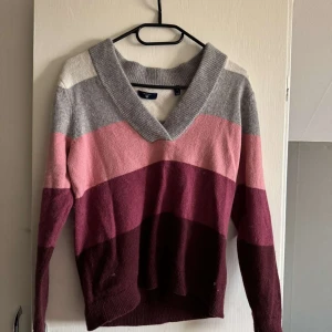 Randig stickad tröja med v-ringning - Säljer en stickad tröja från Gina Tricot med bred v-ringning💕