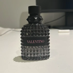 Valentino Born In Roma - Säljer en mycket fräsch, fruktig och behaglig sommarparfym från Valentino. Innehåller 50 ml och doftar mycket. Säljer pga har 2 stycken. Helt full. Pris kan diskuteras. 