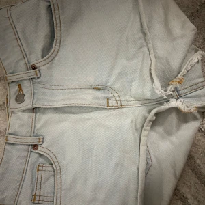 Ljusblåa jeansshorts - Säljer ett par ljusblåa jeansshorts från H&M Perfekta för sommaren!