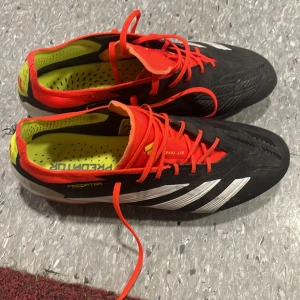 Adidas predator  - Hej. Säljer nu mina skor som är i ny skick, köpta för 2200kr Hör av er för funderingar.